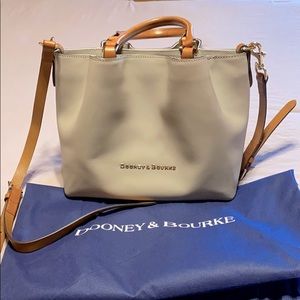 Dooney and Bourke City Barlow in Oyster